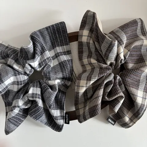 Vintage Britischer Karomuster Stoff Scrunchie Retro Haargummi Mit Handgefertigtem Etikett Elastischer Kopfschmuck Für Damen Alltag Büro Accessoire