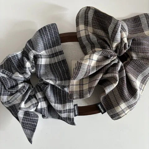 Vintage Britischer Karomuster Stoff Scrunchie Retro Haargummi Mit Handgefertigtem Etikett Elastischer Kopfschmuck Für Damen Alltag Büro Accessoire