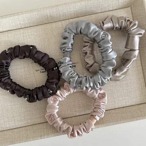Coleteros de Satén Elegantes Con Adorno de Cristale Color Sólido Plisado Lazos para el Cabello Cuerdas para el Cabello de Alta Elasticidad Soporte para Coleta Para Mujeres Accesorios para el Cabello de Moda