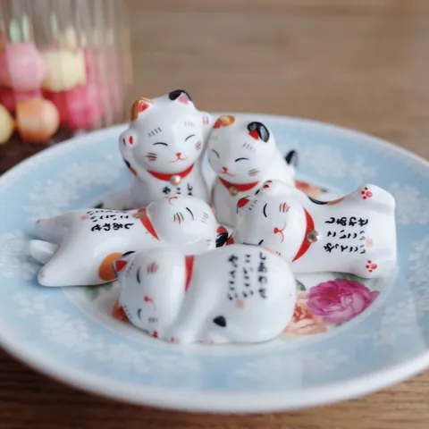 Japanese Ceramic Lucky Cat Chopstick Rest Maneki Neko Figurines Miniature Desktop Ornament For Kitchen Dining Table Decor