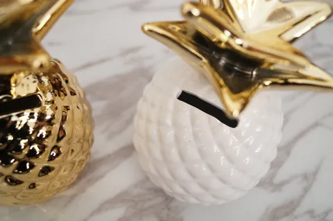 Hucha de Cerámica Moderna de Piña Oro Blanco Galvanizado Escultura de Fruta de Escritorio para Decoración de Oficina Hogar Regalo