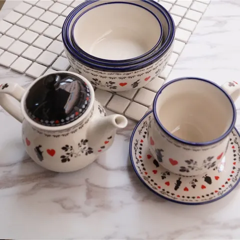 Vajilla de Cerámica Estilo Japonés Alicia en el País de las Maravillas Tetera Taza de Café Platillo Bol Patrón de Corazón Conejo Póker Cuento de Hadas