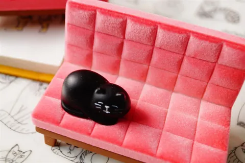 Japanese Style Resin Cat Pink Flocking Sofa Mobile Phone Holder Lazy Stand Desktop Ornament Home Office Decor Figurine