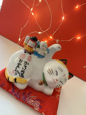 Alcancía Maneki-neko de Cerámica Estilo Japonés Porcelana Blanca Gato de la Suerte Figurilla de Escritorio Mascota Decoración Casa
