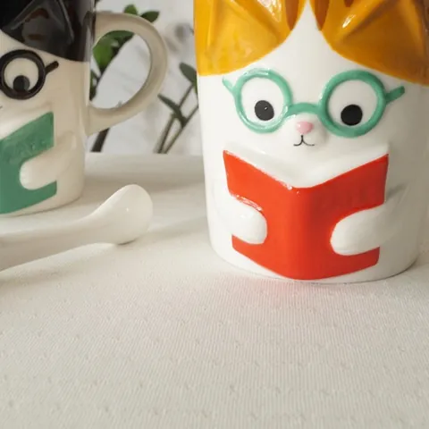 Simpatica Tazza in Ceramica Gatto Che Legge in Rilievo 3D Tazza da Caffè in Porcellana Dipinta a Mano Per Ufficio Casa Regalo