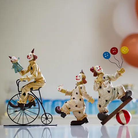 Vintage Circus Clown Resin Figurines Nordic Home Decor Desktop Ornaments Hand Painted Acrobatics Statue For Living Room Office Gift