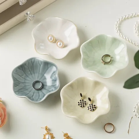 Plateau à Bijoux en Céramique Feuille de Loto Coupelle pour Bagues Boucles d'Oreilles Élégant Forme Pétale Organisateur Décoratif