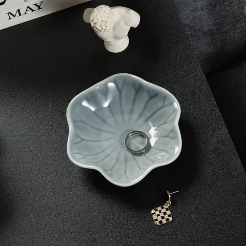 Plateau à Bijoux en Céramique Feuille de Loto Coupelle pour Bagues Boucles d'Oreilles Élégant Forme Pétale Organisateur Décoratif
