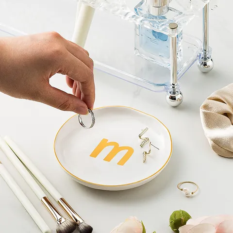 Bandeja de Joyería de Cerámica Minimalista Nórdica Borde Dorado Plato de Joyas con Letra Alfabeto Personalizado Organizador de Anillos Pendientes Regalo