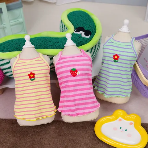 Gilet à Bretelles Rayé pour Chien et Chat Mélange de Coton Ourlet à Volants Broderie Fraise Fleur Hauts Sans Manches Été pour Chiots Chatons