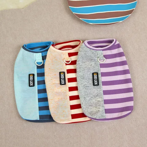 Gilet pour Chien et Chat en Maille Côtelée Rayé Bloc de Couleur Débardeur Doux pour Animaux Avec Anneau en D Patch Good Luck Vêtements Décontractés Chiot Chaton