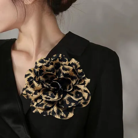 Broche de Flor de Satén con Estampado de Leopardo Vintage Elegante Alfiler Floral 3D para Mujer Traje de Oficina Vestido Joyería de Moda