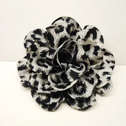 Broche de Flor de Satén con Estampado de Leopardo Vintage Elegante Alfiler Floral 3D para Mujer Traje de Oficina Vestido Joyería de Moda