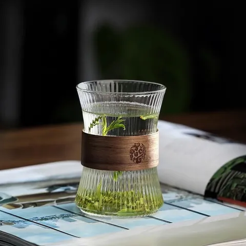 Taza de Té de Vidrio de Borosilicato Estriado Estilo Japonés Con Funda Resistente al Calor de Madera de Nogal Elegante Taza de Agua de Rayas Verticales