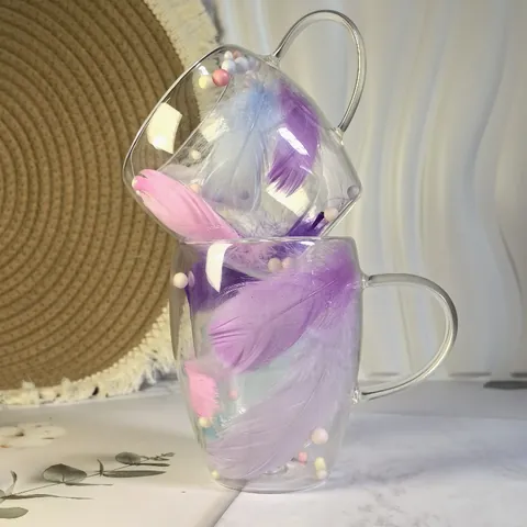 Tasse à Café en Verre Double Paroi Créative Avec Remplissage de Plumes Colorées et Künstliche Perles Résistant à la Chaleur Isolé Avec Poignée Vaisselle Esthétique Cadeau Femme