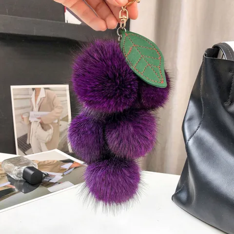 Porte-clés Forme de Raisin en Fourrure de Renard pour Femmes Pendentif de Sac en Peluche Fait Main Pompon Poilu de Luxe Accessoire Auto