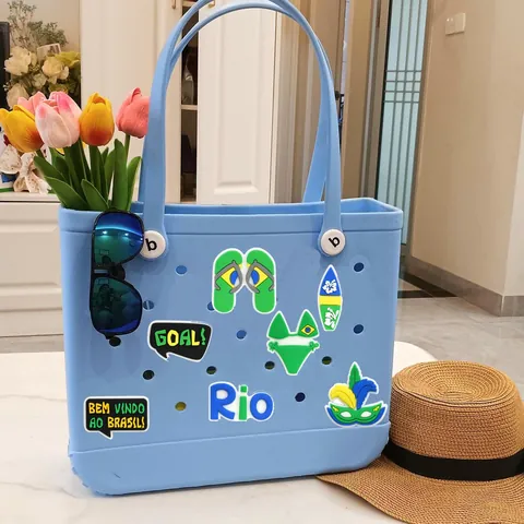 Amuletos de PVC para Bolsos Tema Carnaval Fútbol Brasil Para Bolsas de Playa Rio Copa del Mundo Adornos para Zapatos Pines Decorativos