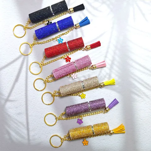 Lussuoso Portachiavi a Forma di Rossetto con Strass e Nappina Pendente a Forma di Fiore Bottiglia di Profumo Scintillante per Borsa Donna