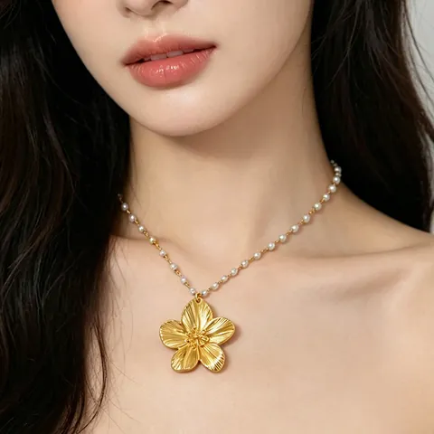 Set di Collana e Orecchini a Fiore in Acciaio Inossidabile Vintage Placcato Oro 18K Eleganti Gioielli Floreali con Perle Artificiali