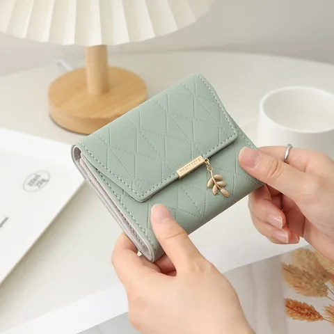 Damen Kurze Brieftasche PU Leder Raute Gesteppt Dreifach Gefaltet Blatt Anhänger Metall Verschluss Münzfach Kartenhalter