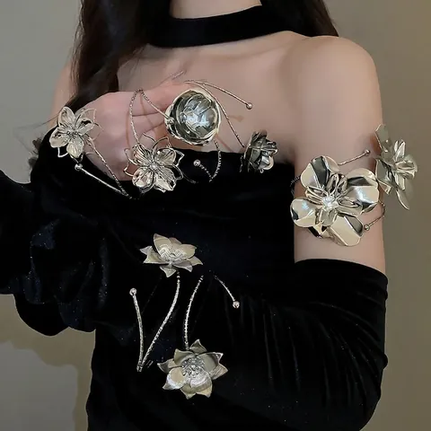 Vintage European Metallic Leaf Flower Arm Cuff Hollow Iron Bangle Bracelet Adjustable Open Upper Arm Jewelry For Women Party