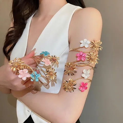 Summer Vibrant Enamel Flower Arm Cuff For Women Sweet Cool Spiral Iron Bangle Unique Design Daisy Flower Hand Jewelry Gift