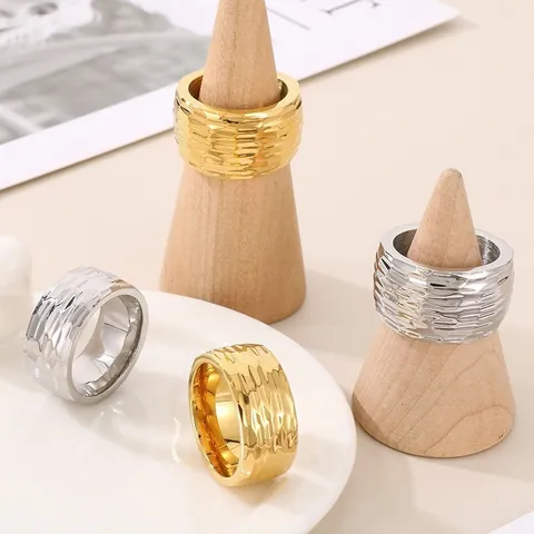 Bague Large en Acier Inoxydable Martelée Minimaliste pour Hommes Femmes Style Froid Design de Niche Anneau de Doigt Géométrique Simple Accessoire