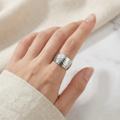 Bague Large en Acier Inoxydable Martelée Minimaliste pour Hommes Femmes Style Froid Design de Niche Anneau de Doigt Géométrique Simple Accessoire
