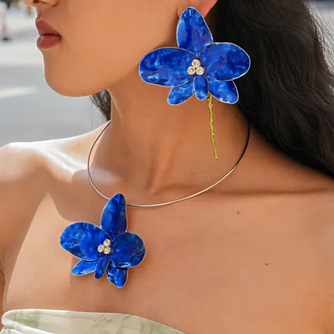 Vintage Iron Drip Oil Floral Choker Necklace and Flower Stud Earrings with Rhinestones for Women Elegant Travel Jewelry