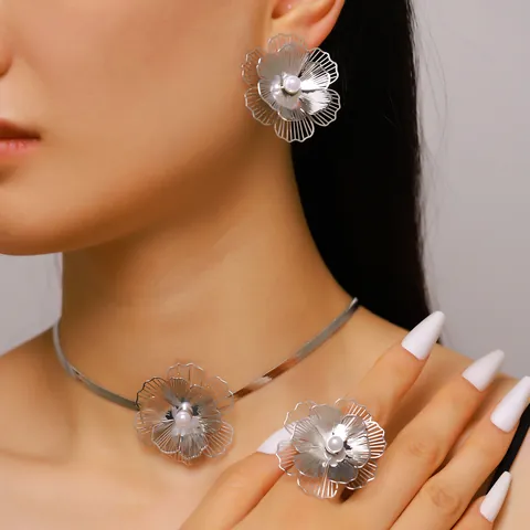 Colección de Joyas de Flores de Hierro Huecas para Mujer Elegante Oro Plata Galvanizado Collar de Perlas Artificiales Pendientes Anillo Accesorios de Moda