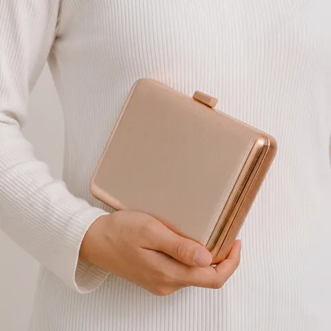 Elegante Pochette Da Sera Rigida In Metallo Trama A Righe Verticali Oro Per Donne Festa Evento Formale Stile Celebrità
