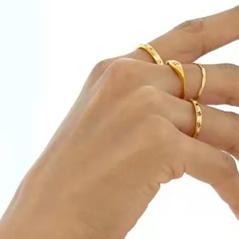 Anello Con Stella Vuota Design Bombato Acciaio Al Titanio Placcato Oro 18k Accessorio Moda Minimalista