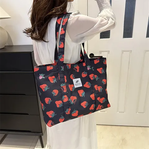 Sac Fourre-Tout Imprimé Fraise Grande Capacité Nylon Sac À Main Épaule Décontracté Mode Femmes À Fermoir Magnétique