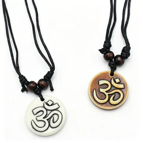 Collana con Ciondolo Simbolo Sacro OM in Resina Intaglio in Finto Osso Etnico Perlina in Legno Corda Nera Regolabile Yoga Gioielli