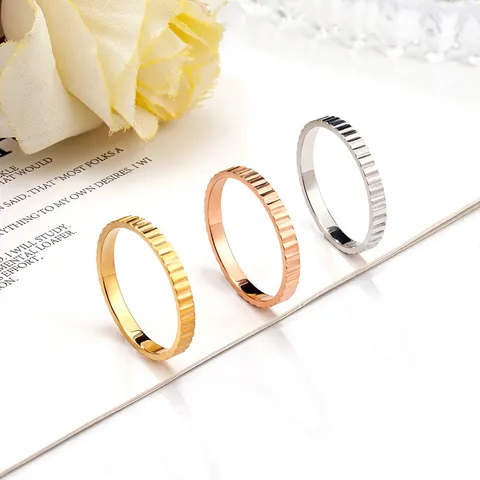 Anello a Fascia in Acciaio al Titanio 316L con Strisce Ingranaggio per Donna Placcato Oro 18K Vintage Lusso Minimalista Gioielli