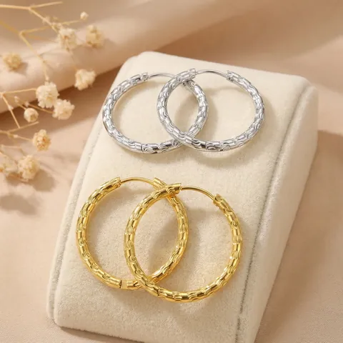 Pendientes de Aro de Moda de Acero Inoxidable Chapado en Oro de Dieciocho Quilates en Relieve Texturizados para Mujer