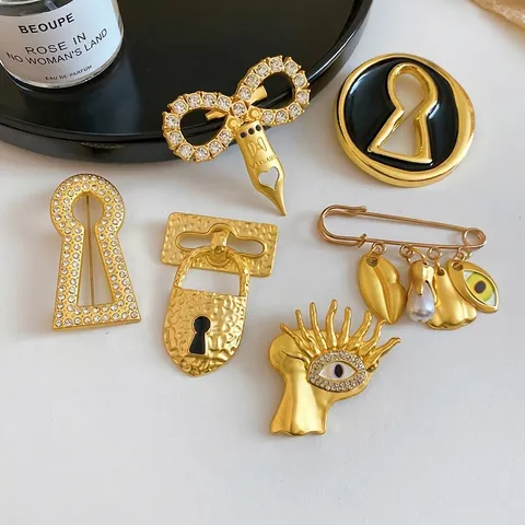 Surrealist Alloy Rhinestone Brooch For Women Vintage Gold Plated Keyhole Eye Padlock Design Fashion Jewelry Breastpin For Coats