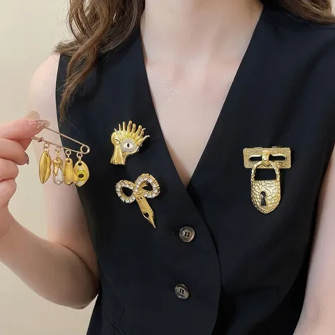 Surrealist Alloy Rhinestone Brooch For Women Vintage Gold Plated Keyhole Eye Padlock Design Fashion Jewelry Breastpin For Coats