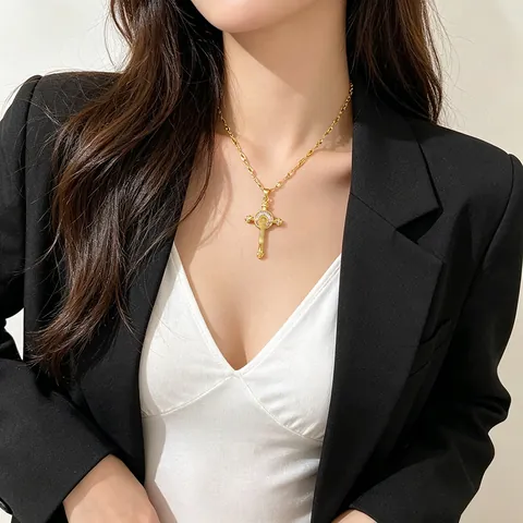 Collier Pendentif Crucifix Jésus Avec Zircon Plaqué Or Chaîne En Acier Inoxydable Bijoux Religieux Pour Femmes