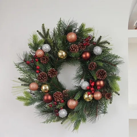 Kunstmatige Kerstkrans Met Dennenappels Rode Bessen Decoratieve Ballen Voordeur Wand Decoratie
