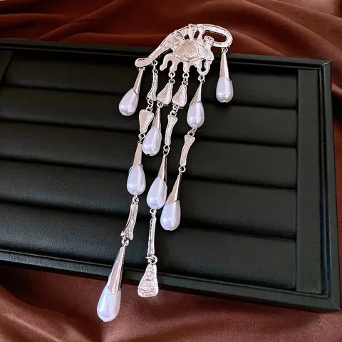 Western Style Artificial Pearl Eye Shape Brooch Water Drop Tassel Alloy Silver Breast Pin Luxury Personality Fashion Jewelry For Women