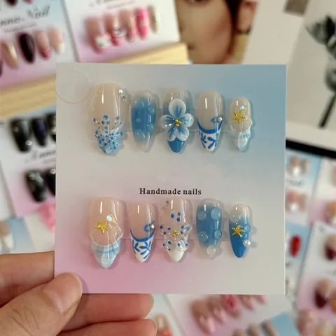 Kunstnagels Blauw Wit Gradiënt 3D Bloem Kunstparel Schelp Ster Amandelvorm Elegant Strandstijl Vingernagel Kunst Vrouwen