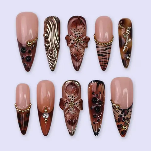 Karamelbruine Lange Amandel Press On Nagels Franse 3D Bloem Zebra Luipaardpatroon Vergulde Kunstnagels