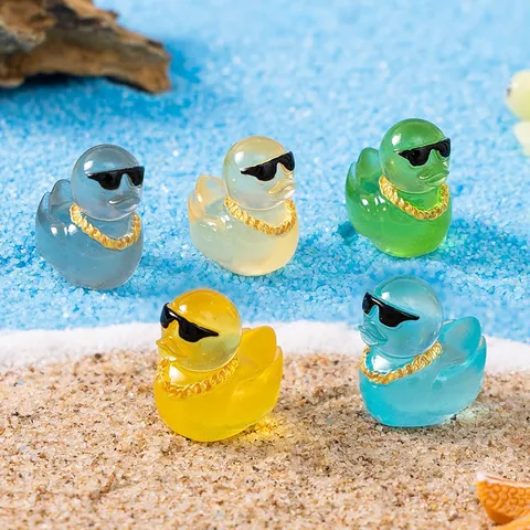 Miniatur Entenfiguren Aus Harz Leuchten Im Dunkeln Sonnenbrille Goldkette Bunte Leuchtende Mikro Landschaft Schreibtisch Ornamente