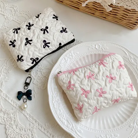 Gewatteerde Cosmetische Tas Met Strikpatroon Polyester Make-up Organizer Kunstparelhanger Draagbare Reistas Toilettas Koreaanse Ins Stijl