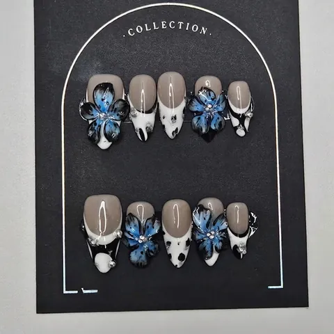 French Press On Nails Mit 3D Blau Blumen Deko Schwarz Weiß Punkte Mandelform Lange Falsche Nägel Glänzend Maniküre Damen
