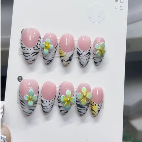 Unghie Press On Mandorla Rosa French Zebra Print Con Fiori 3D E Strass Unghie Finte Lunghe Lucide