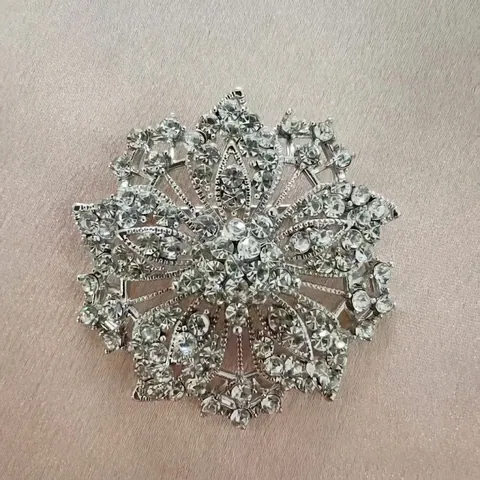 Spilla da Donna a Forma di Fiocco di Neve in Lega di Zinco con Strass Elegante Pin per Matrimonio Festa Gioielli Vintage Dolce