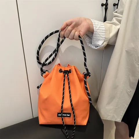 Creative Cat Buchstaben-Patch Kordelzug Bucket Bag Für Damen Nylon Plissiert Umhängetasche Lässige Mode Handtasche