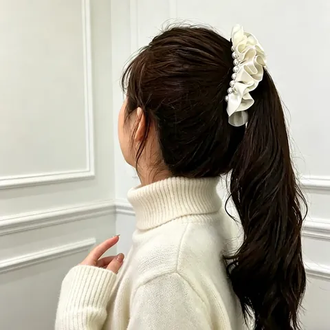 Elegante Fermaglio a Banana in Raso Pieghettato Con Bordo a Volant in Perla Artificial Sintetica Pinza Verticale Per Donna Styling Capelli Matrimonio